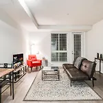 Spacious And Bright West Hollywood Pool & Gym