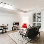 Spacious And Bright West Hollywood Pool & Gym