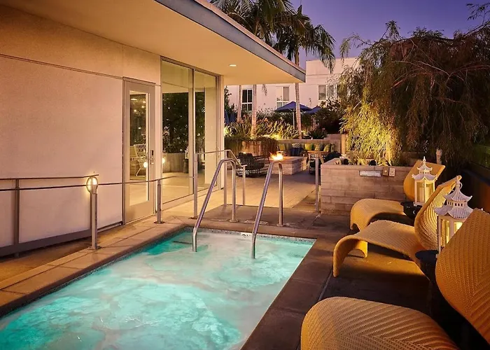 Spacious And Bright West Hollywood Pool & Gym