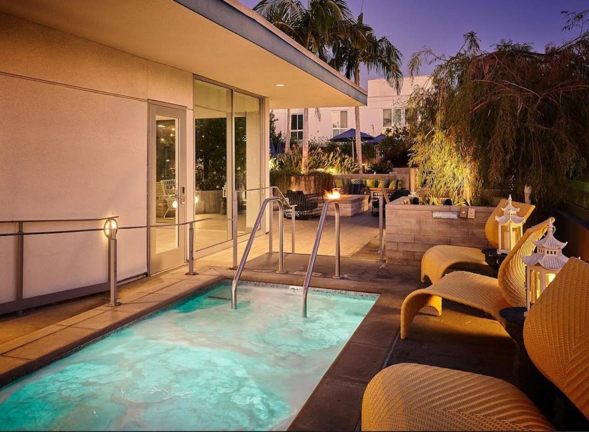 Spacious And Bright West Hollywood Pool & Gym