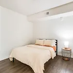 Spacious And Bright West Hollywood Pool & Gym